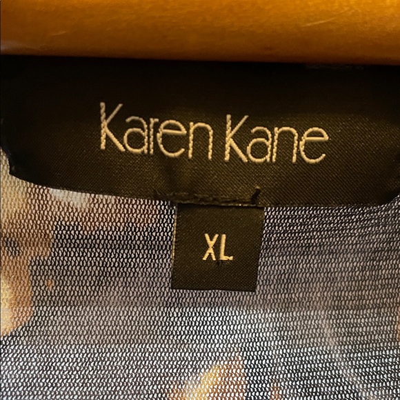Karen Kane Blouse fits from small to large - Picture 3 of 6
